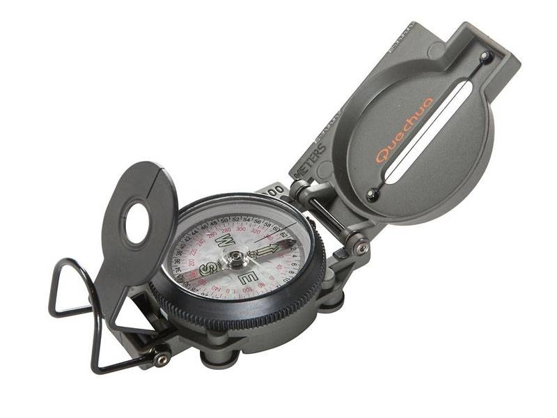 Металлический компас с увеличительной линзой