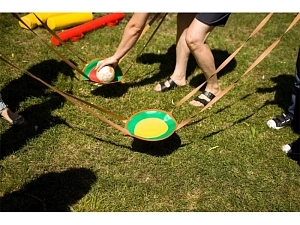 Удержи мяч — игра с ручками 100 см