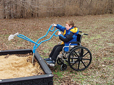 Экскаватор для игр с песком для детей с ограниченными возможностями