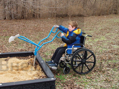 Экскаватор для игр с песком для детей с ограниченными возможностями.