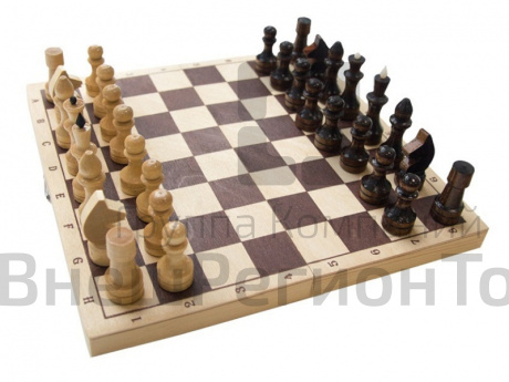 Шахматы обиходные лакированные в комплекте с доской.