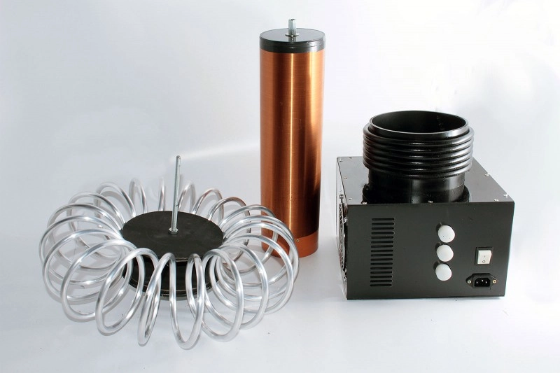 Катушка Тесла FBR‑M, разряды 50–60 см