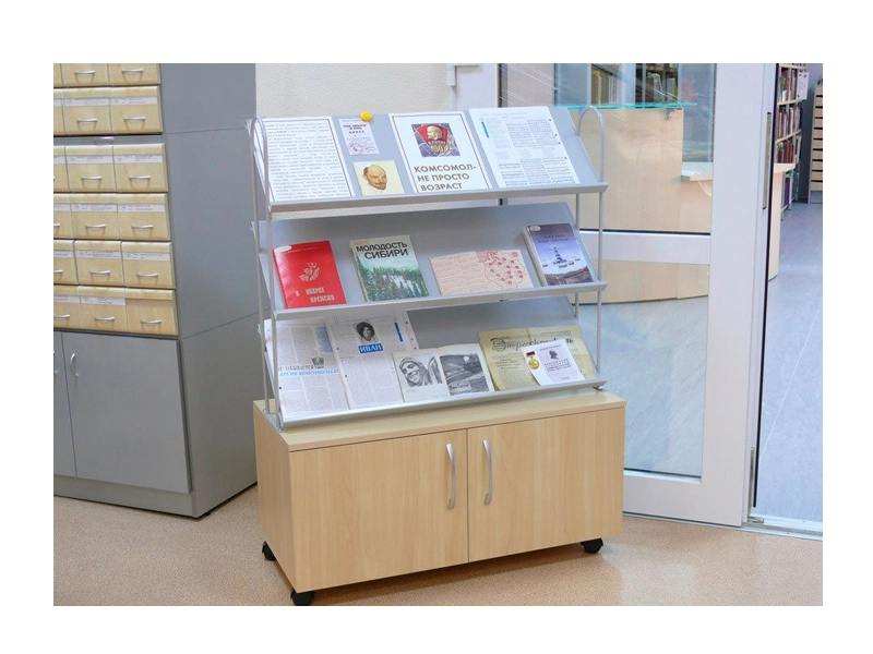 Мобильный стенд с тумбой и 3 металлическими полками 900×400×1200