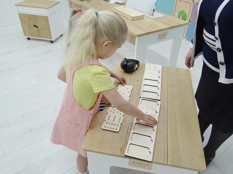 Педагогический стол АЛМА МИНИ для кабинета психолога