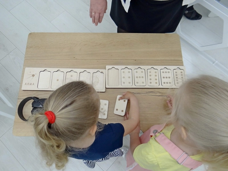 Педагогический стол АЛМА МИНИ для кабинета психолога