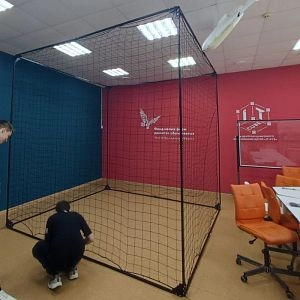 Сетчатый куб/сетка для ограждения пространства + демпфирующее покрытие