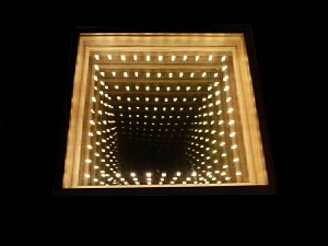 Напольное панно‑инсталляция «Эффект бесконечности» 400×400×150 мм