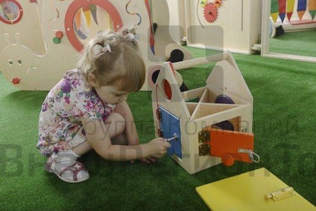 Тактильный модуль Домик с замочками 340х250х250 мм.