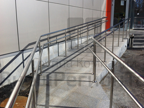 Перила для входной группы с двойным поручнем.