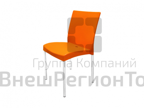 Стул пластиковый на алюминиевом каркасе.