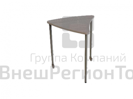 Стол модульный треугольный, регулируемый с колесами со стопорами.