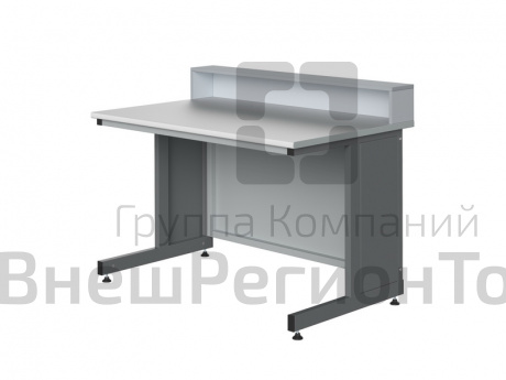 Стол преподавателя с надстройкой.