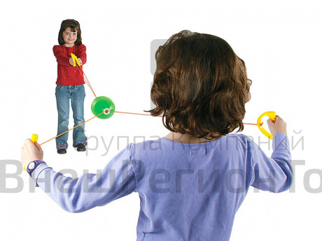 Игра в перекидывание мяча по веревке.