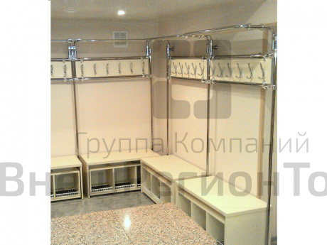 Вешало настенное для раздевалки с ячейками под обувь.