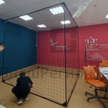 Сетчатый куб/сетка для ограждения пространства + демпфирующее покрытие.