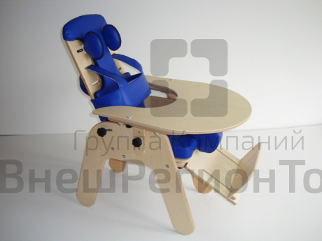 Кресло для детей-инвалидов со съемным столиком.