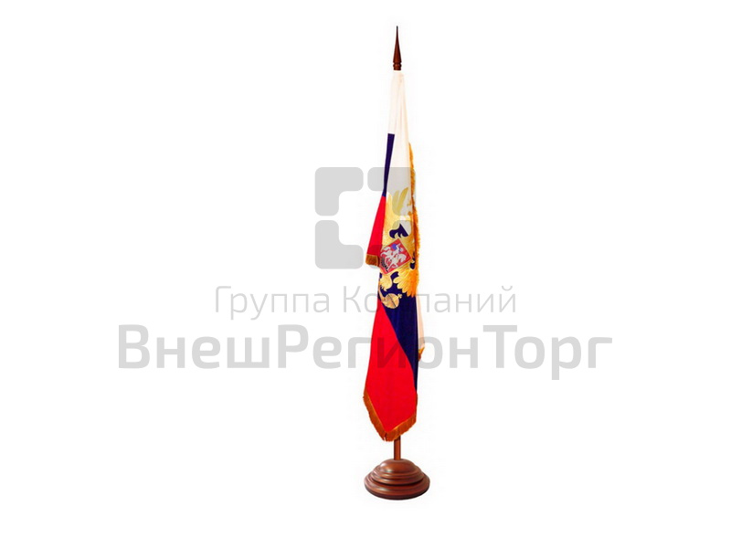 Государственный флаг России на напольном флагштоке/мачте.
