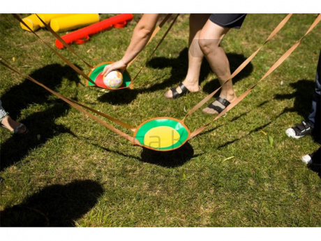 Игра "Удержи мяч".