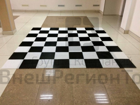 Напольная шахматная доска.