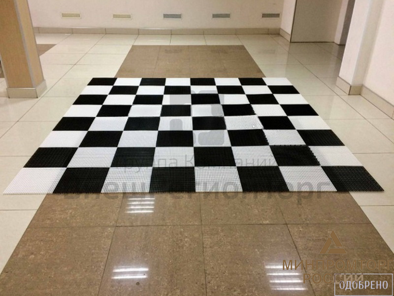 Напольная шахматная доска.