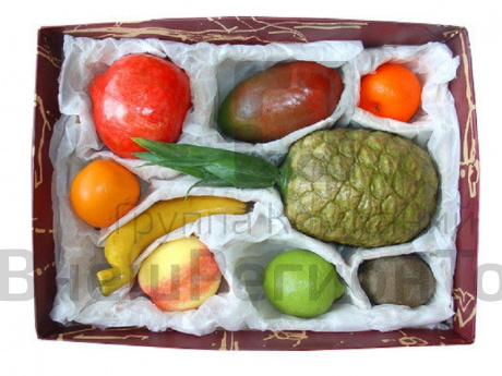 Набор муляжей тропических фруктов.