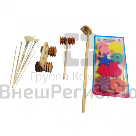 Инструменты для рисования песком: каталки, кисти и штампы.